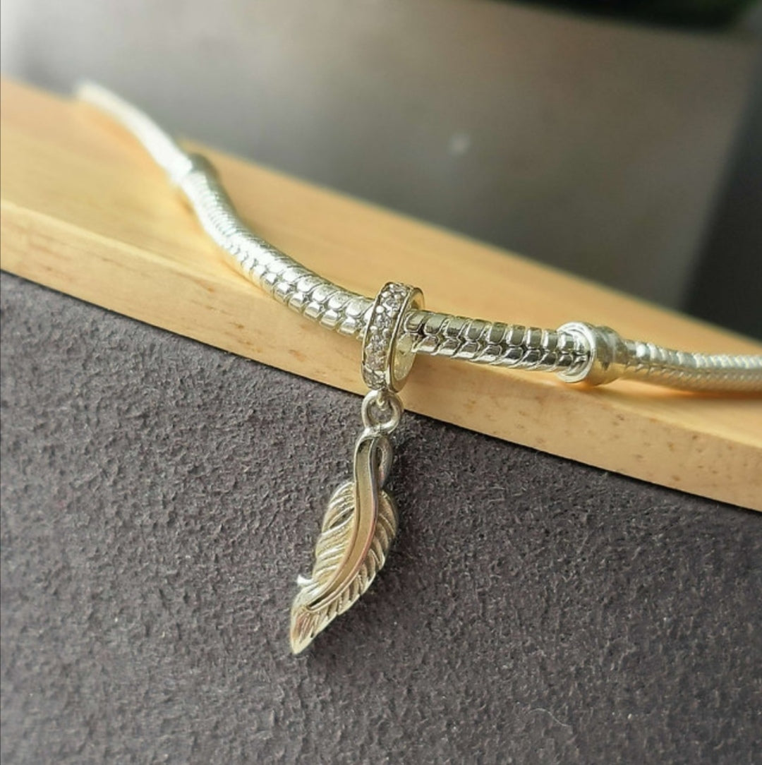 Fjær pandora charm