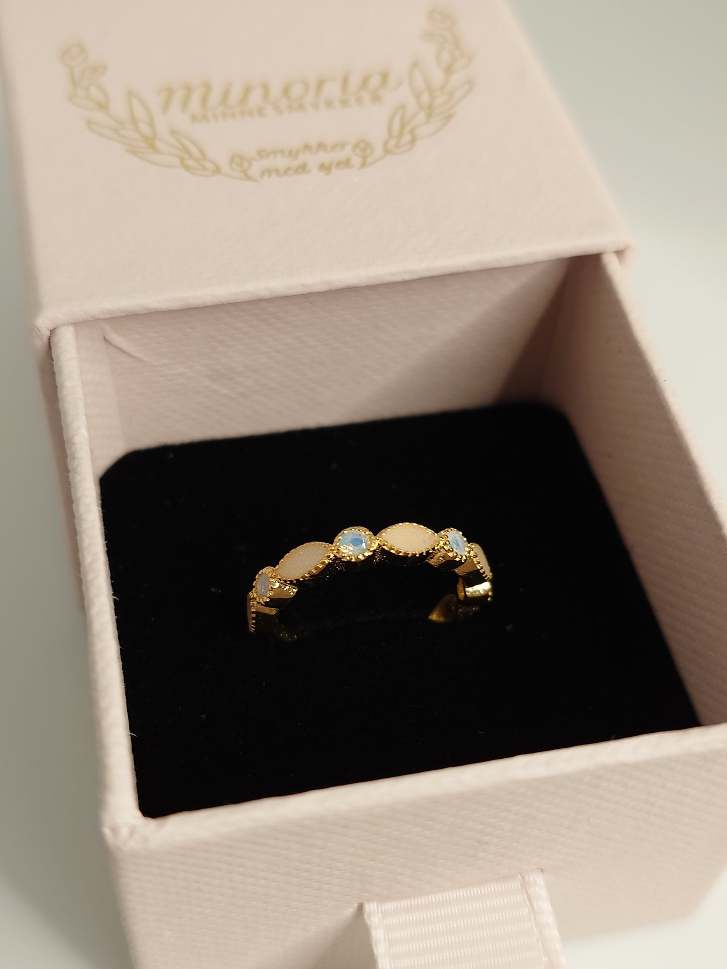 Olivia med 4 fødselssteiner