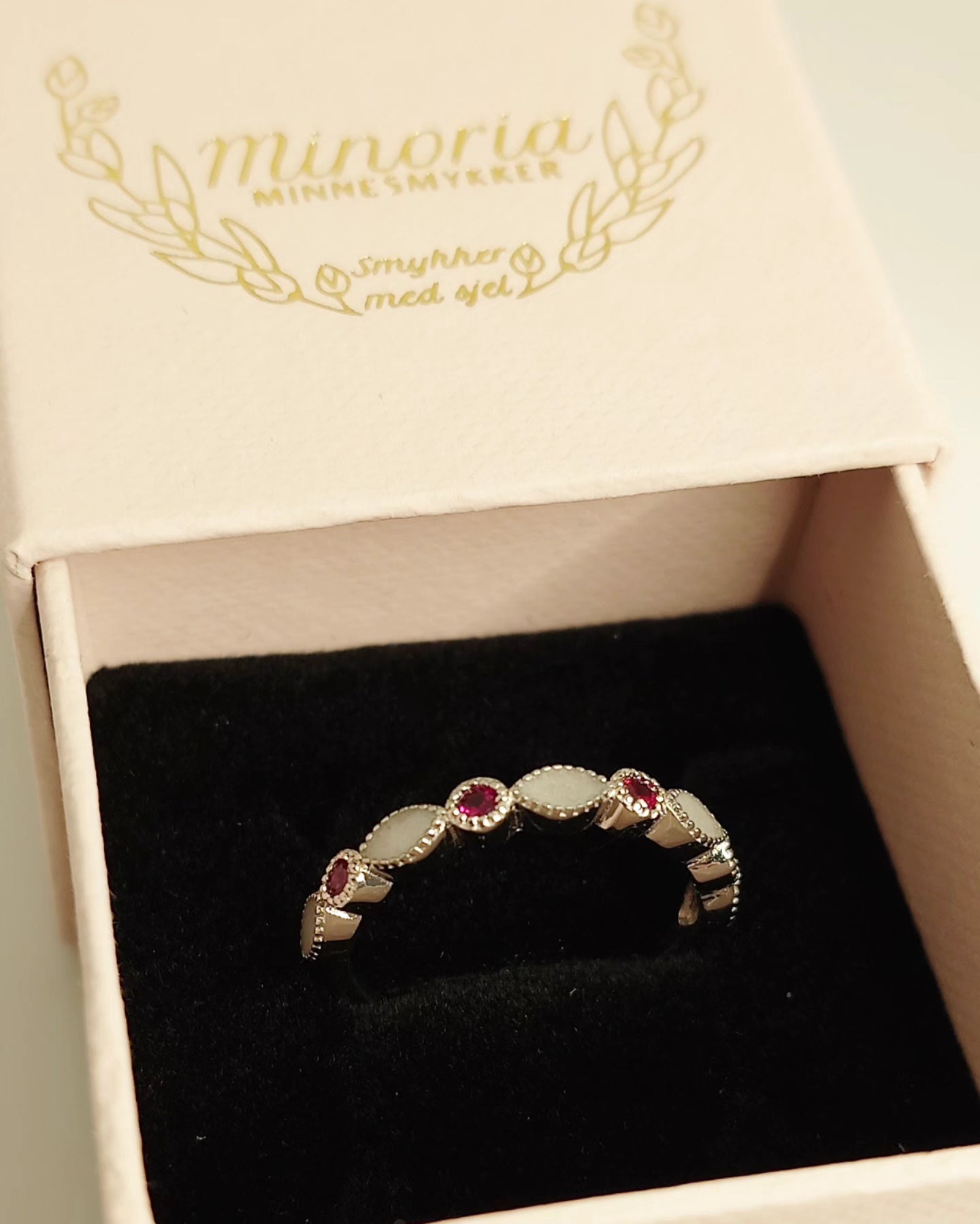 Olivia med 4 fødselssteiner