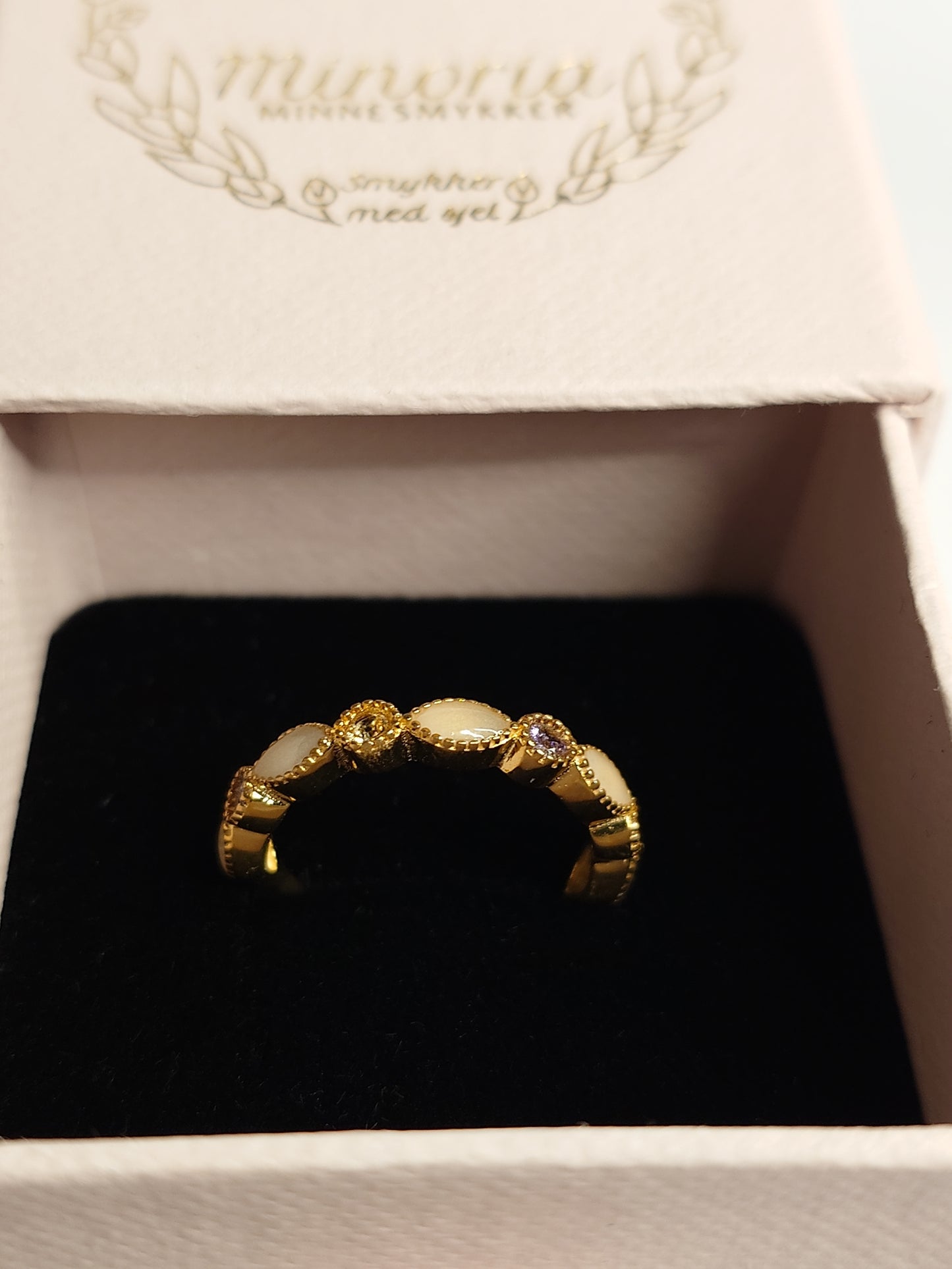 Olivia med 4 fødselssteiner