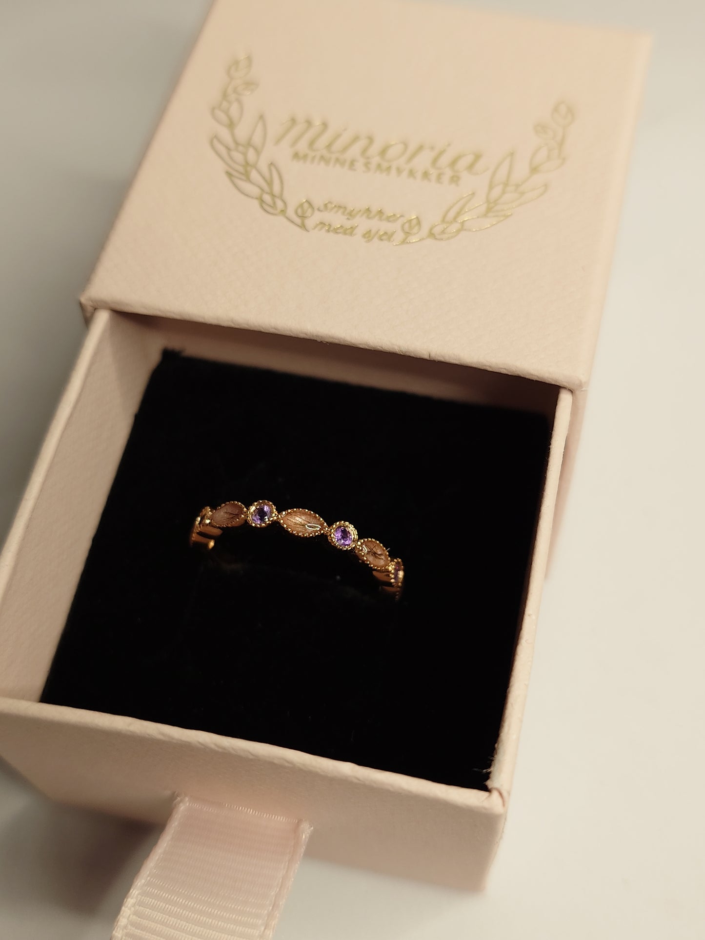 Olivia med 4 fødselssteiner