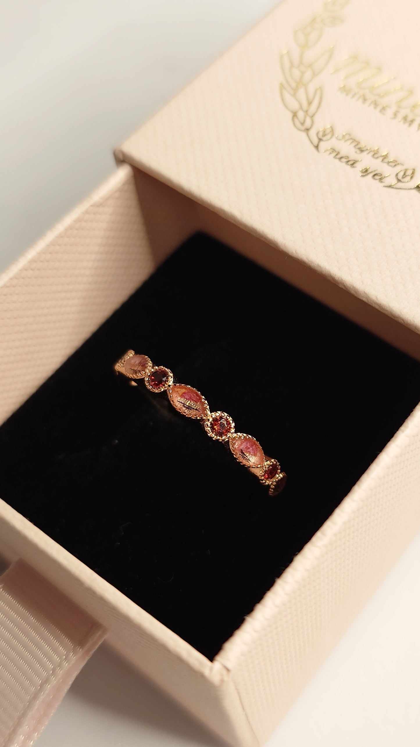 Olivia med 4 fødselssteiner