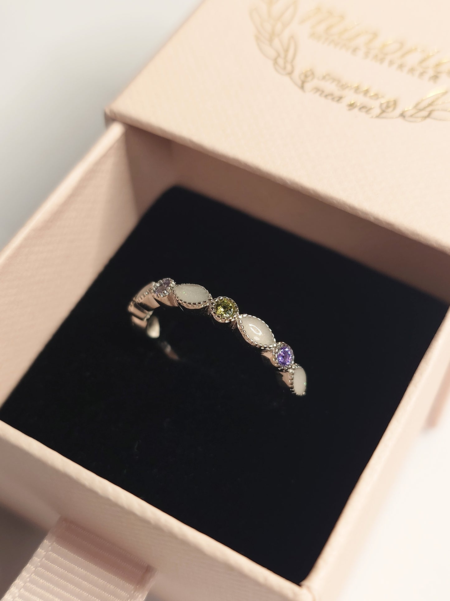 Olivia med 4 fødselssteiner