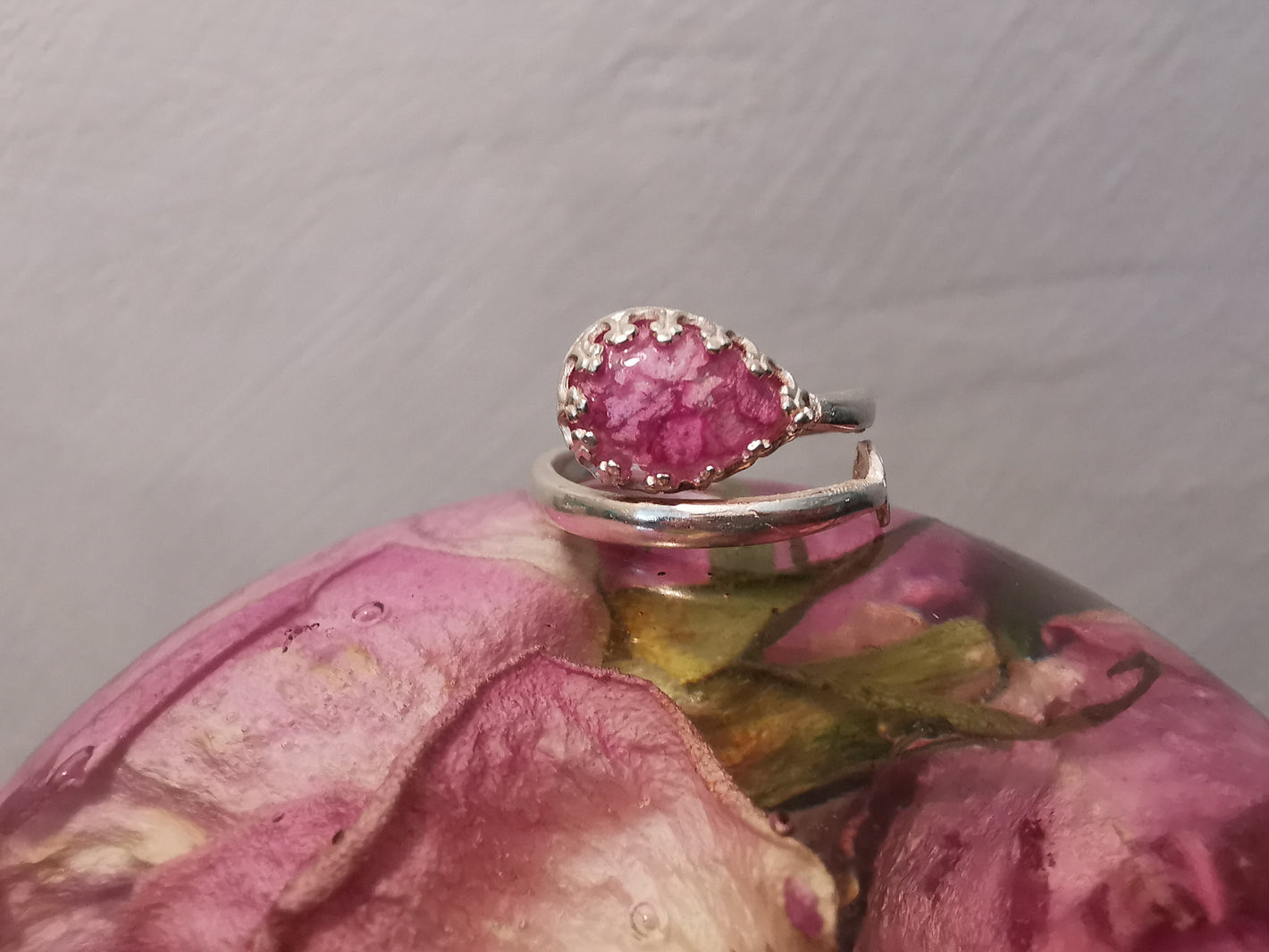 Denne ringen er laget med blomster fra en brudebukett. Ta vare på blomstene fra dine viktige begivenheter i et smykke. 