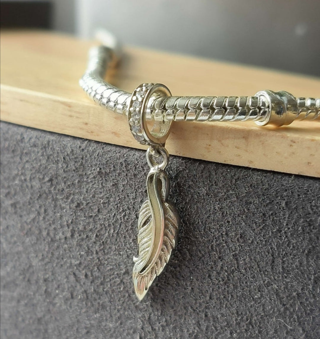 Fjær pandora charm