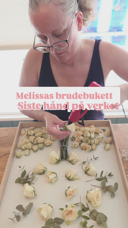 Brudebuketten i ramme (sendes ikke i posten, må hentes)