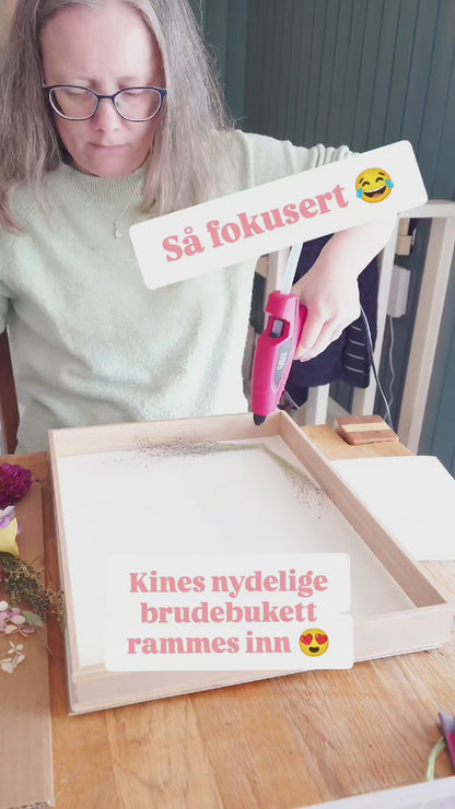 Brudebuketten i ramme (sendes ikke i posten, må hentes)